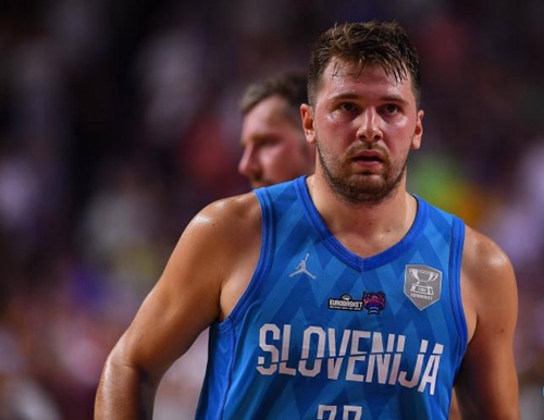 球队通过右 球队通过右